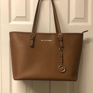 Michael Kors jet set Tote with top zipper . Large